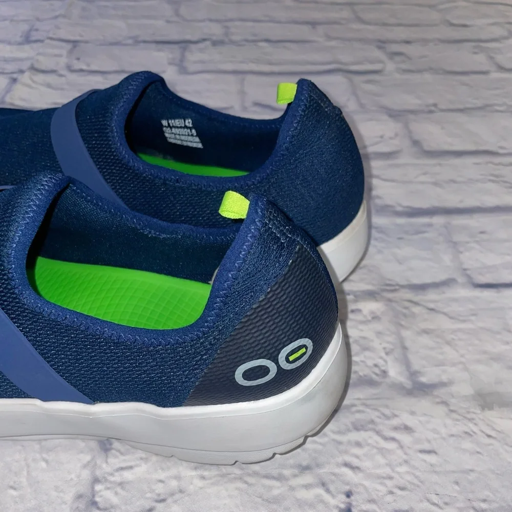 OOFOS OOmg EEZEE Low Recovery Navy and White. Size 11